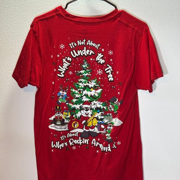 Buc-ee’s Christmas T-Shirt Size M Red Holiday Beaver “Rockin’ Around” Graphic - Picture 2 of 5
